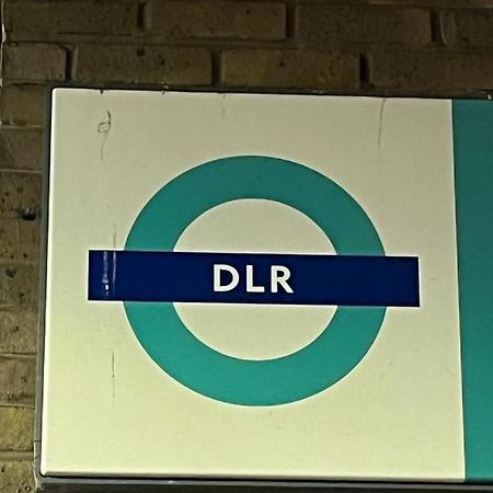 Luxurious Dlr Apartment Лондон Екстериор снимка