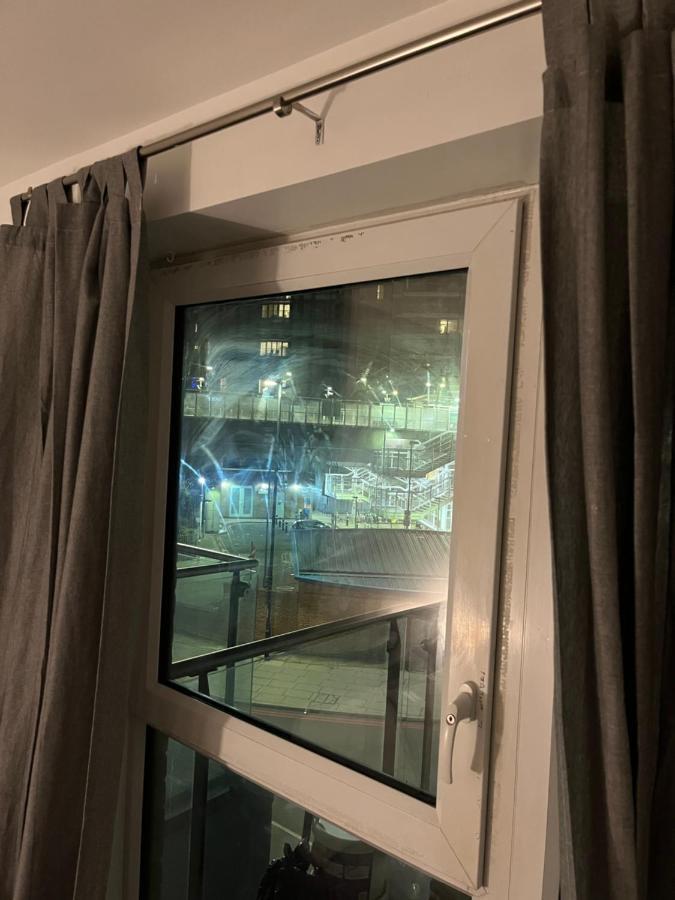 Luxurious Dlr Apartment Лондон Екстериор снимка