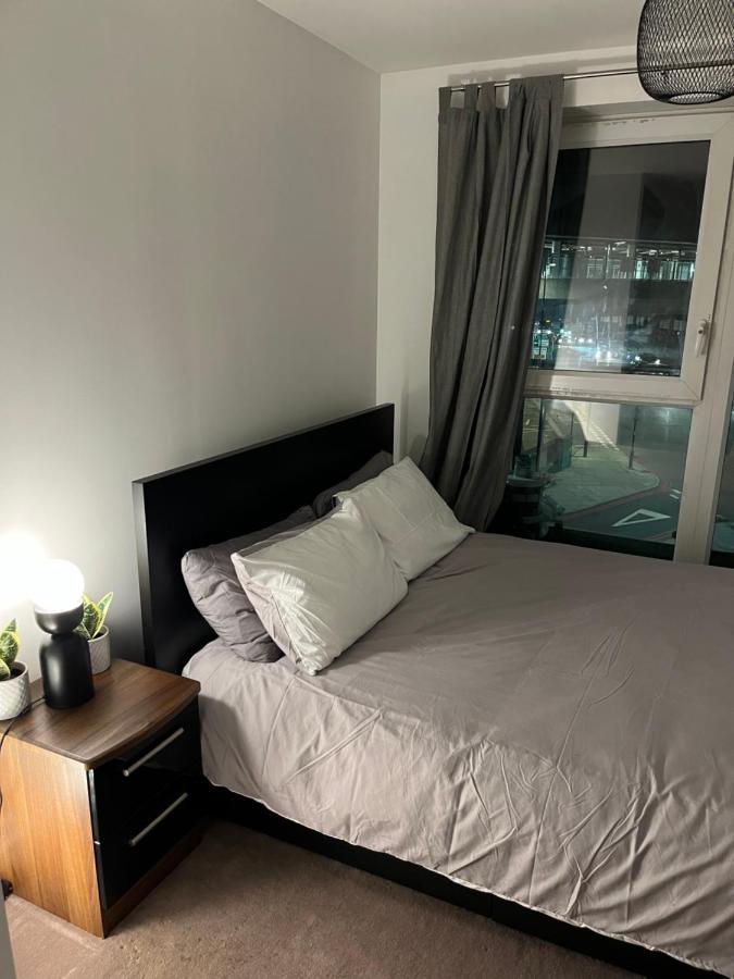 Luxurious Dlr Apartment Лондон Екстериор снимка