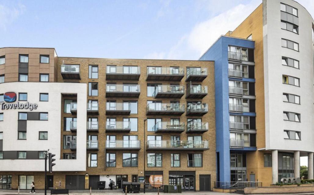 Luxurious Dlr Apartment Лондон Екстериор снимка