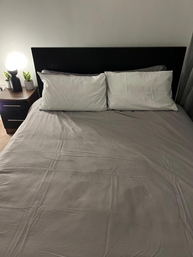 Luxurious Dlr Apartment Лондон Екстериор снимка