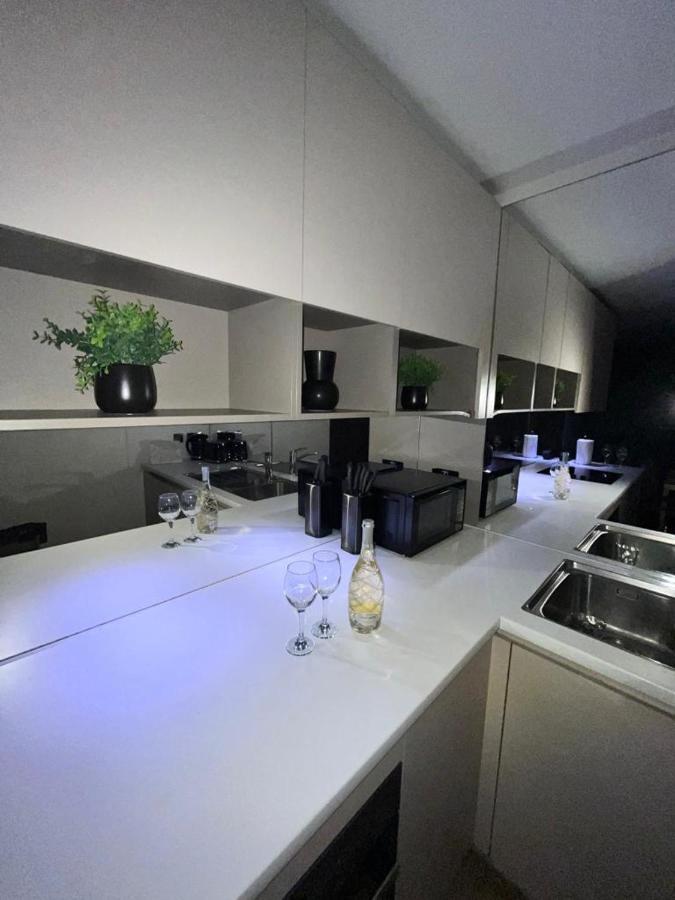 Luxurious Dlr Apartment Лондон Екстериор снимка