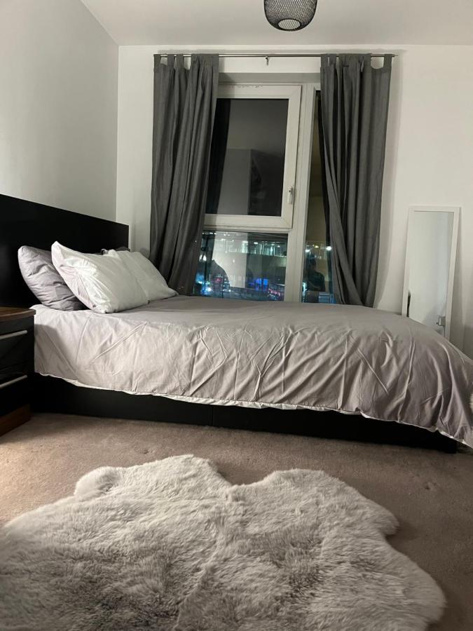 Luxurious Dlr Apartment Лондон Екстериор снимка