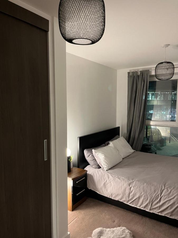 Luxurious Dlr Apartment Лондон Екстериор снимка