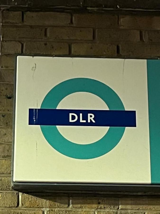 Luxurious Dlr Apartment Лондон Екстериор снимка